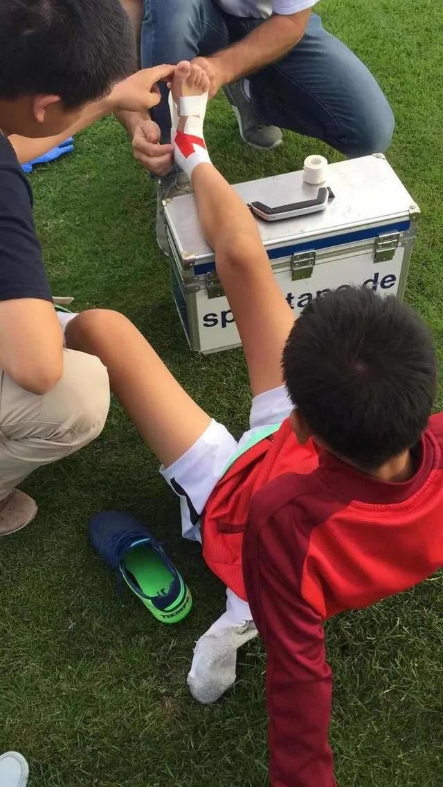 踢球是一门文化艺术,辽宁沈阳宏运U13于景澄重点生物初中内容图片