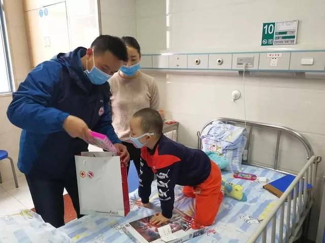 红十字温暖白血病患儿
