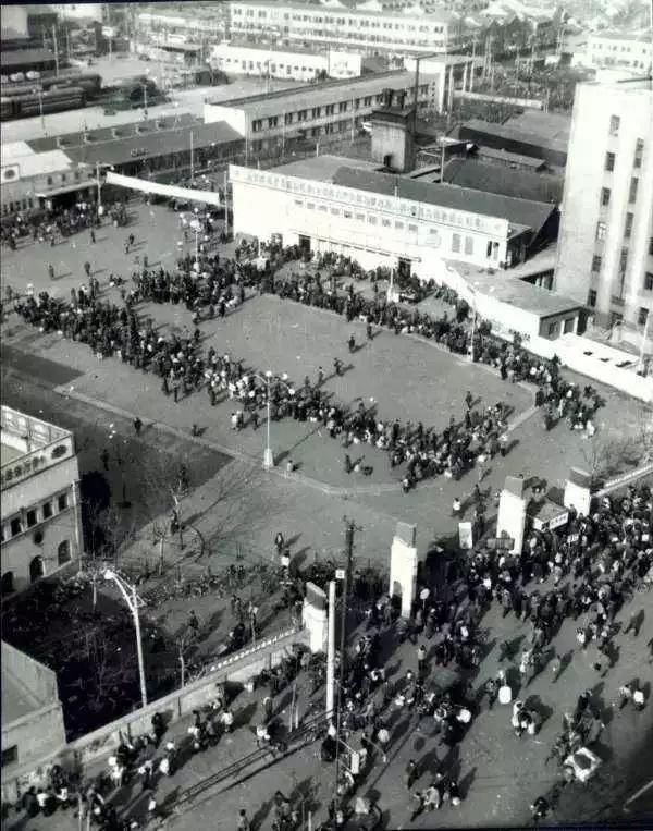 漫漫回乡路！通过照片看60年中国铁路春运的变迁