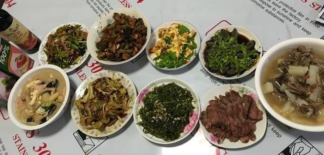 回农村过年，婆婆做了一大桌年夜饭，最先光盘的居然是最后一道菜