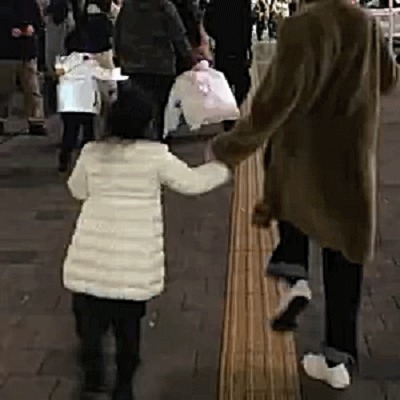 邓超写了八条陪孙俪逛街的感言,工作室晒照意