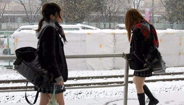 日本女生冬天光腿穿裙子感受不到冷吗?日本模