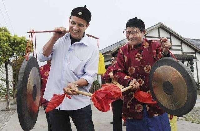 美国人第一次来中国旅游，发现与印象中太不一样！甚至羡慕中国人