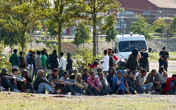 法国拟加大打击非法移民力度，新移民法案引争议