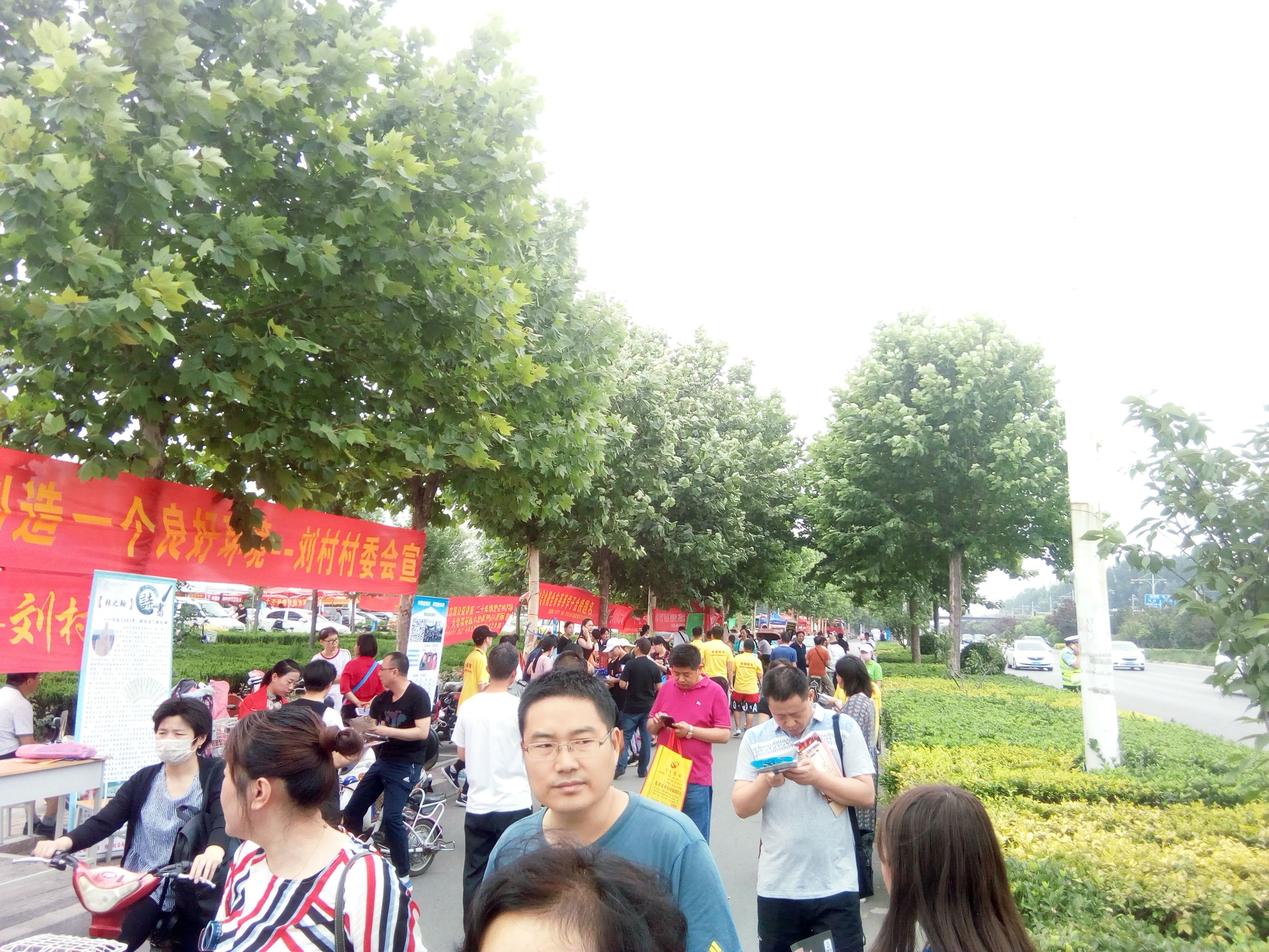 2018年高考第一天 邯郸市一中考场外场景