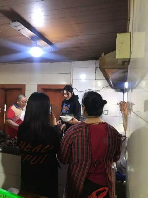 吴亦凡身材管理失败,网红面馆被偶遇,中年发福