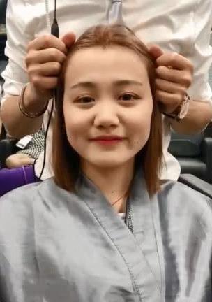 看起来萌萌哒的小姐姐想做个八字刘海,理完后