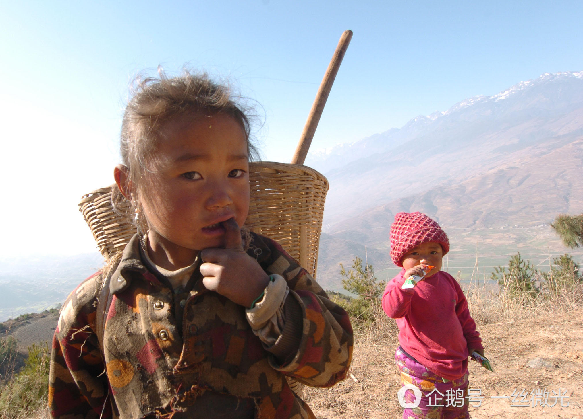 四川大凉山贫困山区的劳作的孩子们
