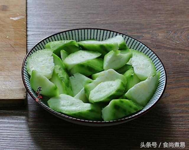 这道菜，饭店几乎每桌一份，在家做，十分钟全部搞定，清爽又美味