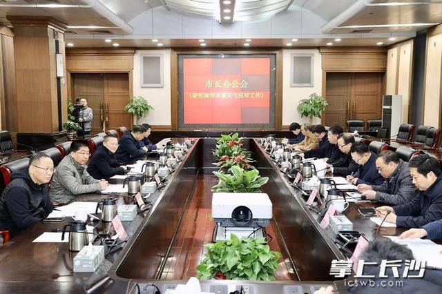 主持召开市长办公会,专题研究雨雪冰冻天气应