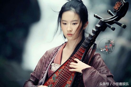 女生弹琵琶惊艳 t01f5de4249d5548986.jpg?size=550x366