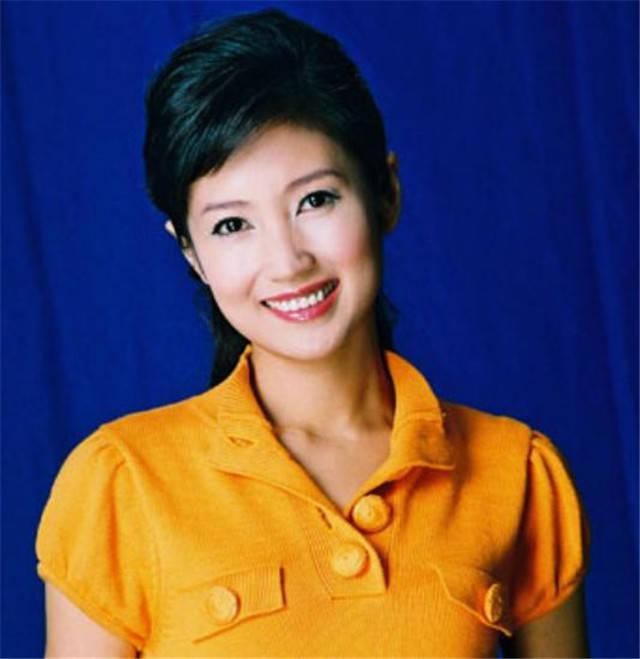 央视 quot;新国脸 quot;刚强,月亮姐姐做媒,娶2婚主持人春妮,儿子叫刚好