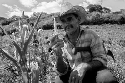 20年代经济危机_...机笼罩下的英国小镇:诺森伯兰郡的林茅斯冶炼厂内一群围坐攀谈...