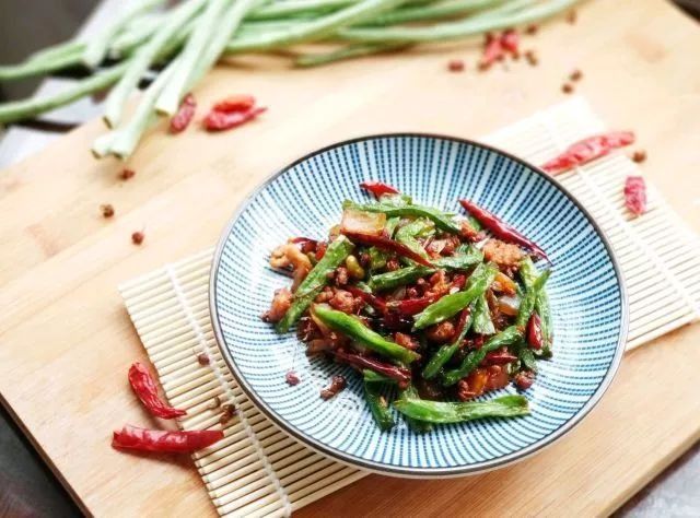 每日推荐|银耳拌黄瓜 芝士焗红薯 彩椒鸡肉串 干煸豆角