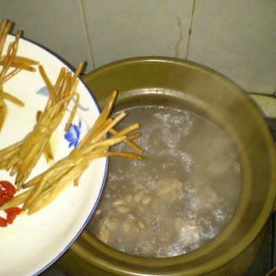 黄花菜枸杞排骨汤