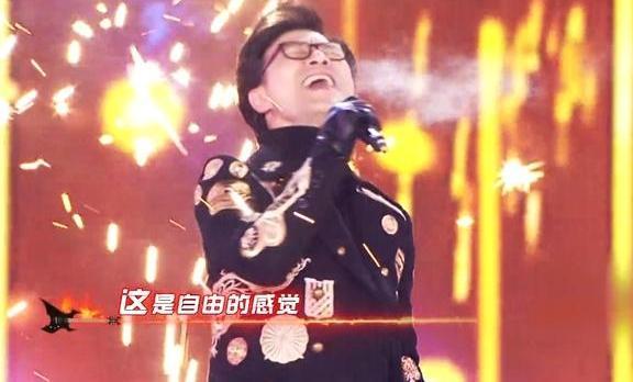 汪峰献歌北京卫视跨年晚会,犹如一台人形加湿