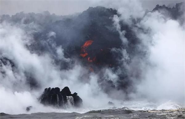 “狼烟”滚滚！夏威夷火山熔岩入太平洋 水火相激毒烟蒸腾直扑天