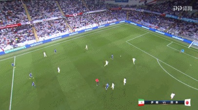 GIF-亚洲杯超神奇一幕!伊朗5人围住裁判,日本趁