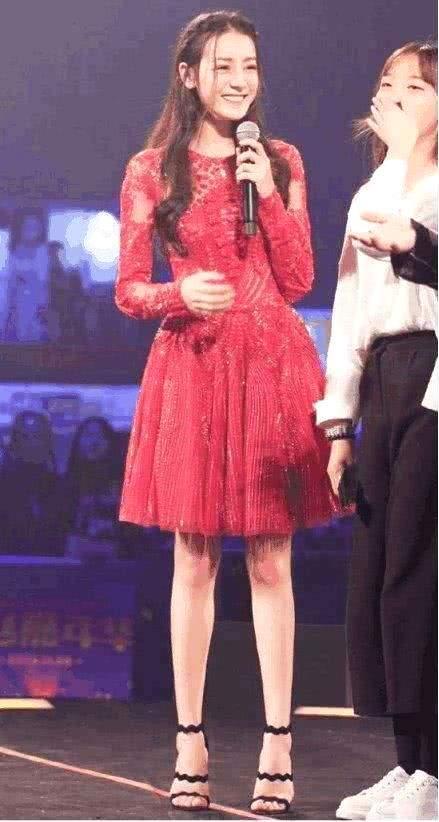 迪丽热巴一身白穿的很苗条,但一看脚好肥!_【