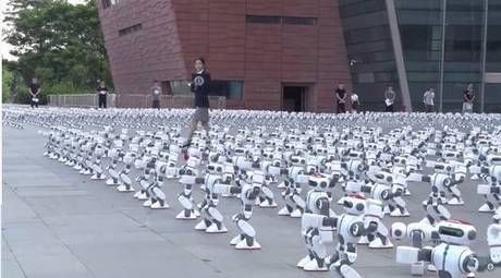 广场舞大妈换电臀机器人,1069台创世界吉尼斯