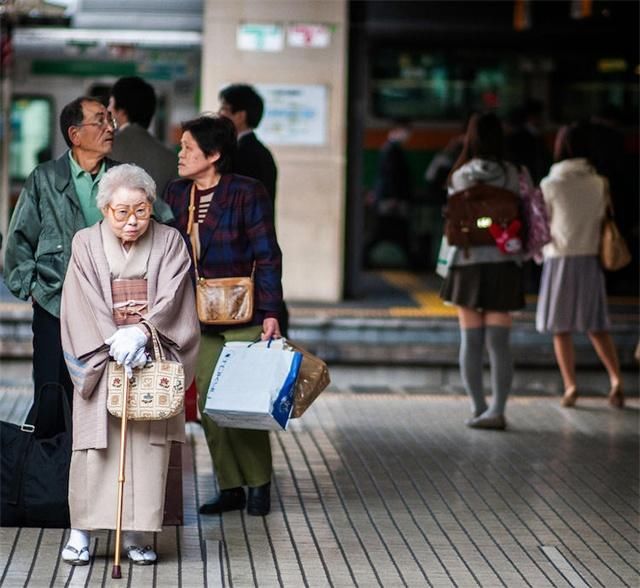 都说养儿防老，为什么日本人却不生小孩？看完不得不佩服日本