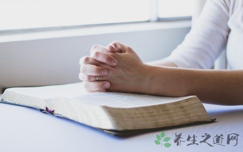 手上丘疹什么症状