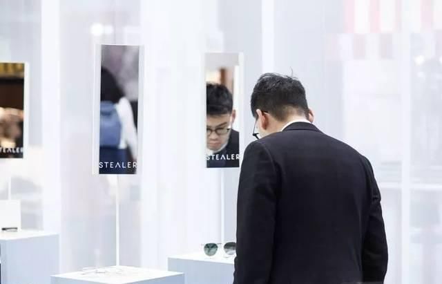 没近视的人戴的眼镜