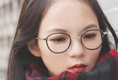 大饼脸女生该戴什么眼镜,大饼脸女生该戴什么眼镜好看