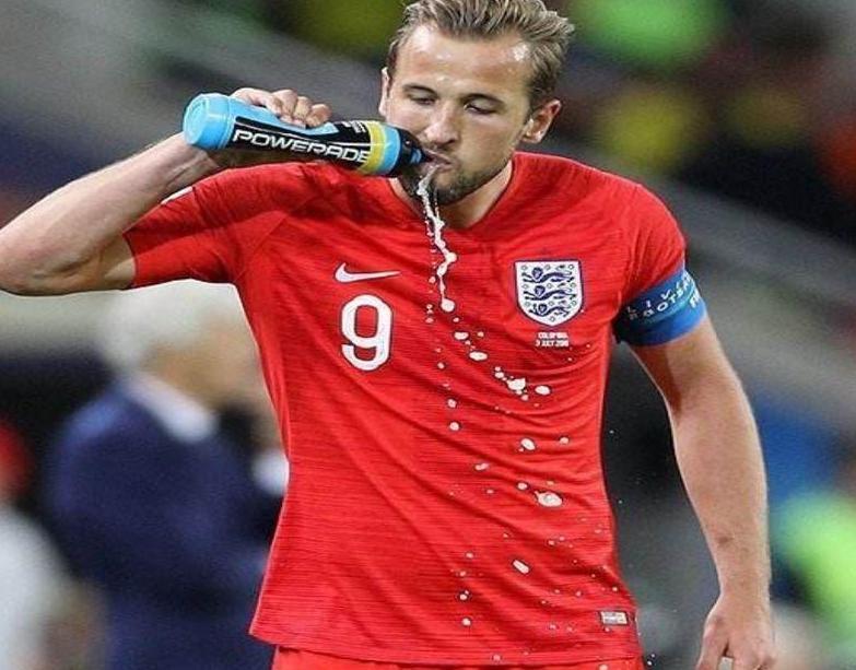为什么足球运动员赛场上喝水时, 边喝边吐? 说