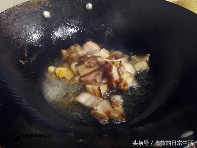 茶树菇这么炒，是我家年夜饭必备的家常菜，好吃下饭营养价值高