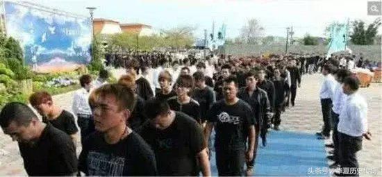 近期“山西黑老大高调出狱” 两百多人放鞭炮迎接