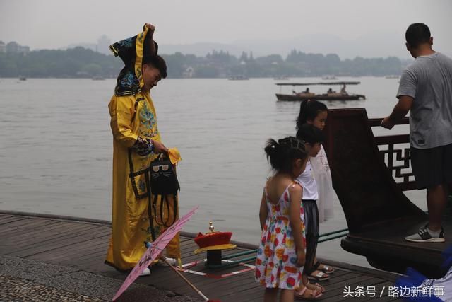情侣游西湖扮乾隆和香妃，游客笑称“最霸气婚纱照”