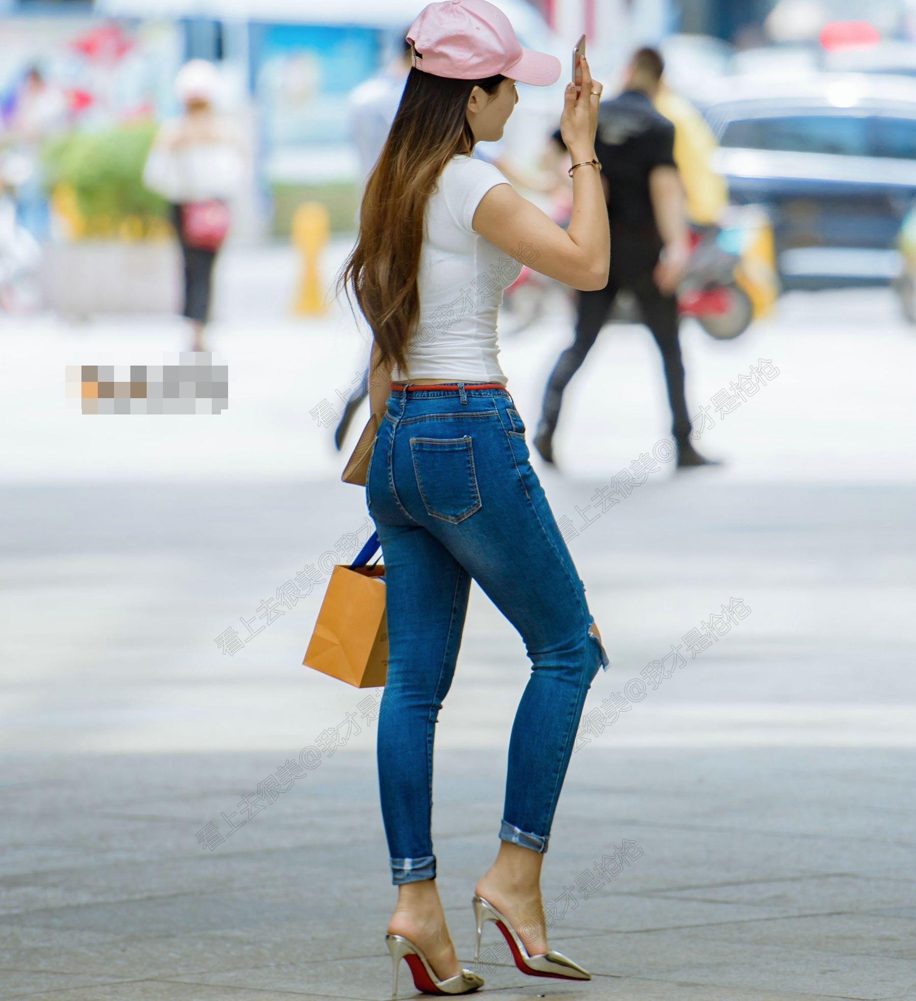街拍:背影牛仔裤组图,高跟鞋上美女a背影,过程曲线紧身衣服性感美女换图片