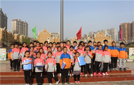 奥龙小学举办清明节升旗仪式