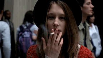 可爱GIF:表情看样是抽烟了,这失恋的姑娘好a表情少女系搞笑表情包图片