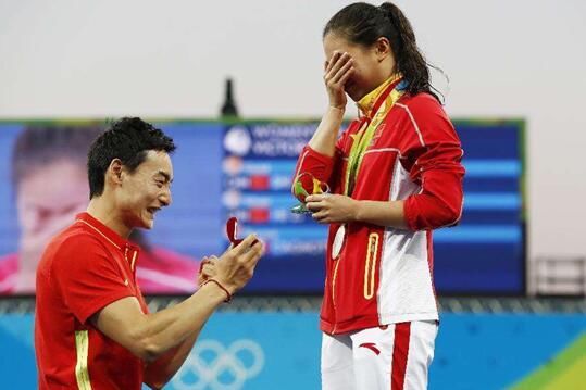 奥运跳水冠军何姿喜得千金 秦凯升级当爸爸