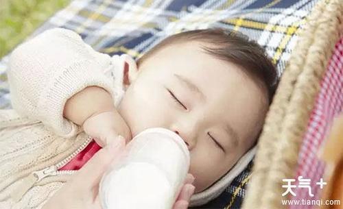 讯:婴儿需要多少毫升奶粉?宝宝奶粉喝到几岁合