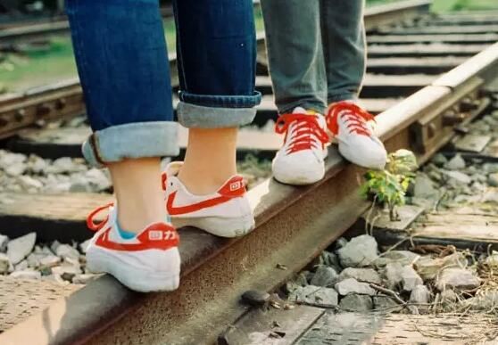 港媒关注回力鞋再度流行:中国传统本土品牌焕
