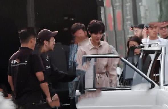 关晓彤探班鹿晗,关晓彤一个动作,网友:这就是爱