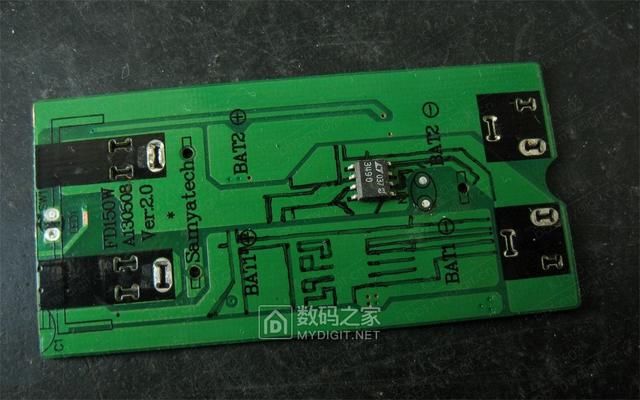 曾经买过一个Fujistu镍氢电池套装http://bbs.mydigit.cn/read.php?tid=2004779, 里面有一个FSC322FX型充电器 使用USB充电, 还可以当充电宝用 但是充电是串充, 充电宝输出太弱, 两个功能都鸡肋, 于是一直吃土中 今天有空啦, 把它改成手电筒来用 发图嘞, 就是这货 开始拆 多数元件都在背面 直立元件都在正面 仔细观察乐一下, 正面有大面积铺铜 决定把原电路板翻过来用, 这样就省的打洞了 升压芯片使用凌特的LTC3490 这颗芯片用一节电池效