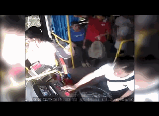 公交驾驶员被乘客殴打视频