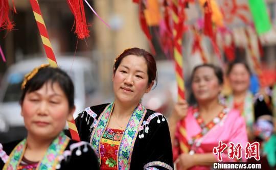 (新春见闻)广西民众街头举排灯扭腰鼓闹新春