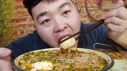 小伙挑战10斤面条,以为大胃王,当镜头拉近后,网