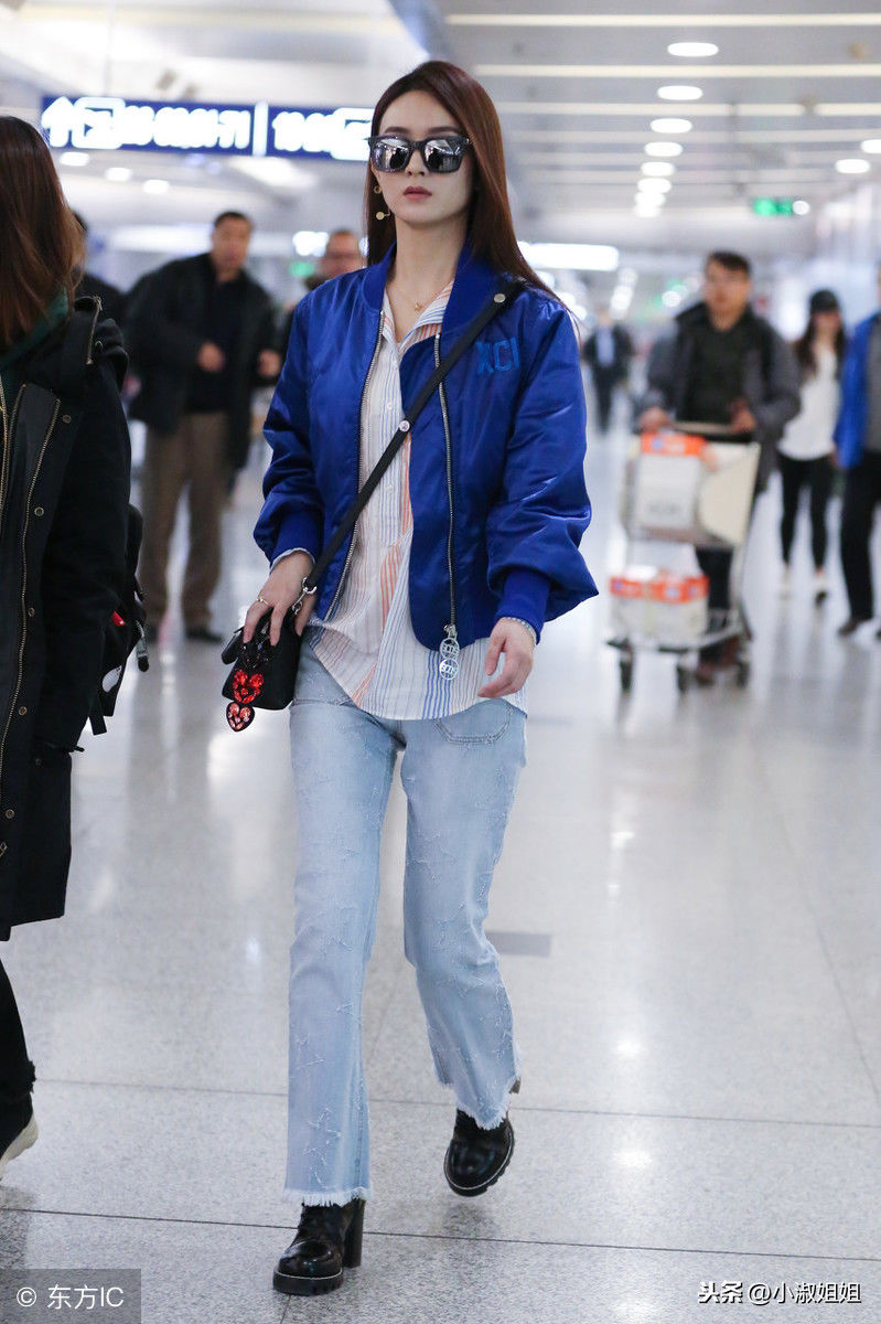 赵丽颖现身北京机场