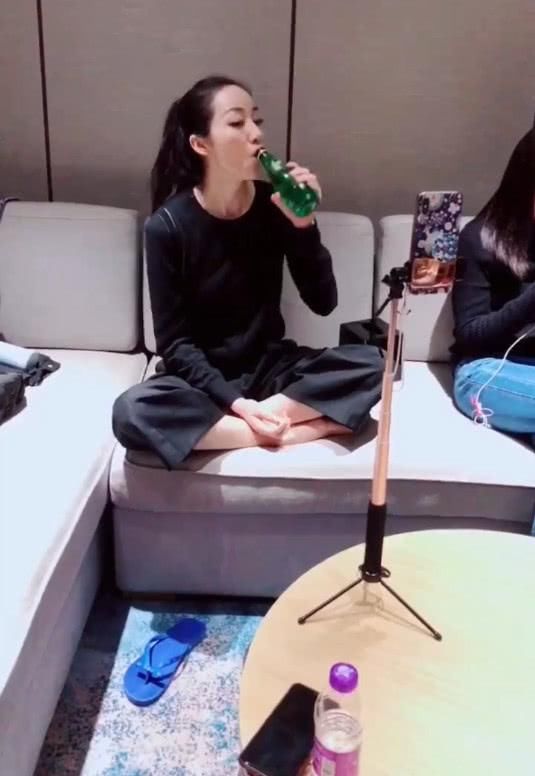 韩雪脱鞋子光脚站地上唱歌 双手插裤袋太帅气