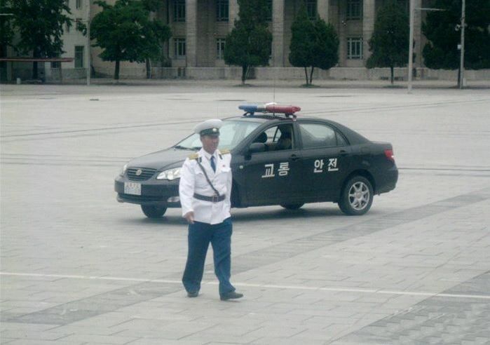 朝鲜街头看出租车，发现他们喜欢中国车，车上没计价器