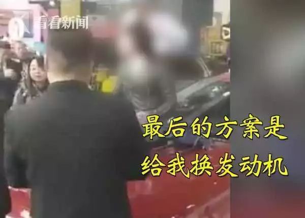 看现场丨女子奔驰车盖哭诉维权 与4S店高管对