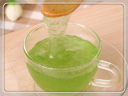 芦荟能直接涂脸吗?搭配和它一起做，皮肤年轻十岁!