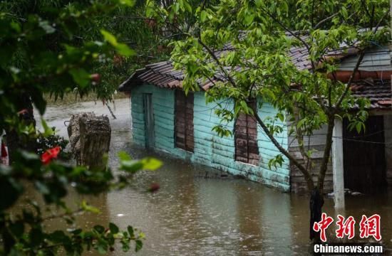 亚热带风暴“阿尔贝托”袭击古巴 洪水冲断桥梁