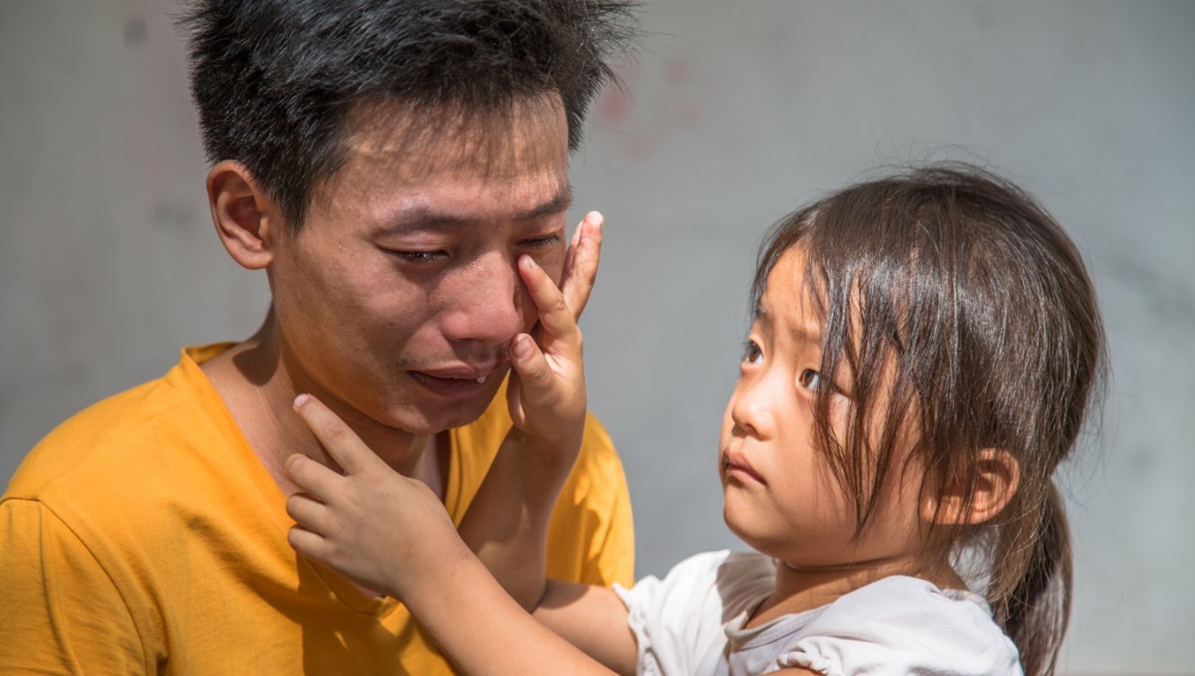 6岁女孩安慰哭泣爸爸:让我给弟弟捐骨髓吧,我